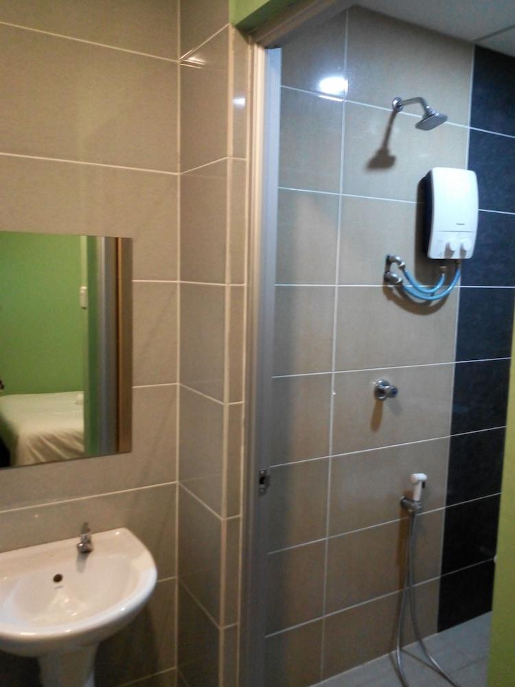 Hotel Sri Rembia Малакка Экстерьер фото